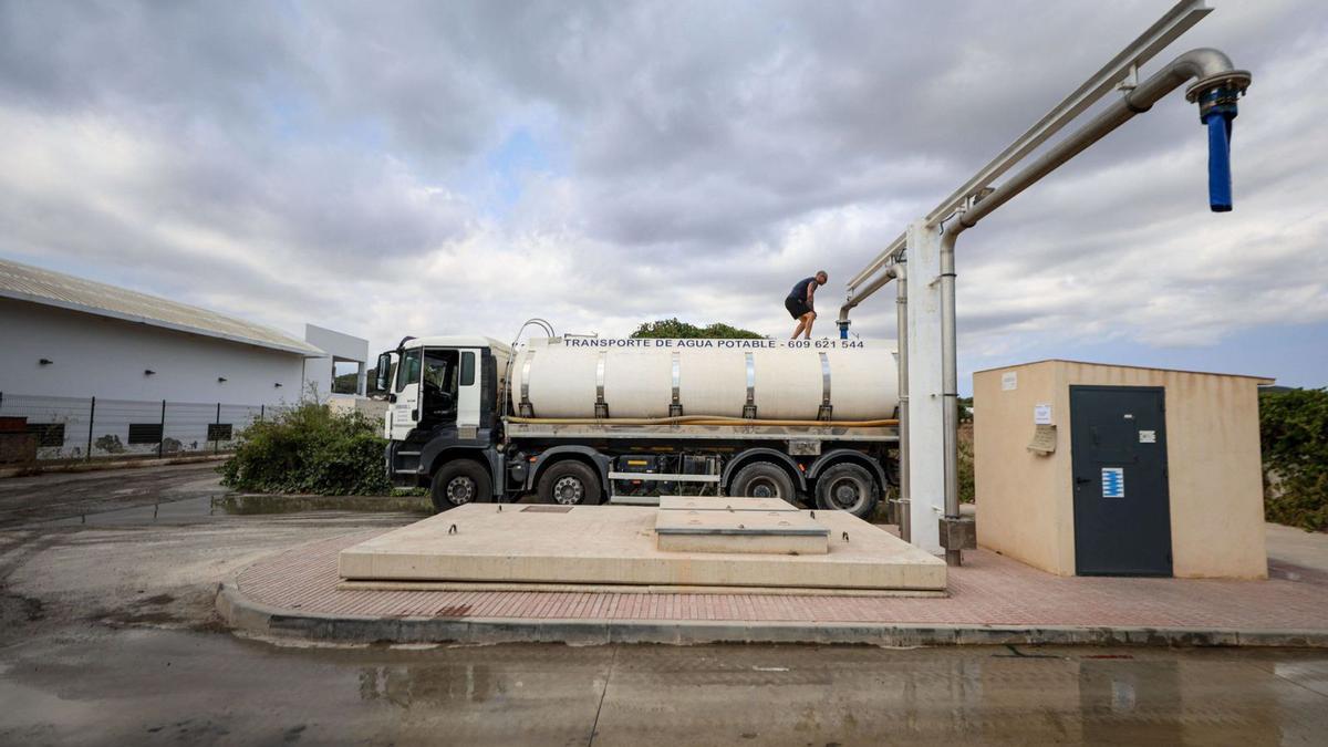 Ibiza pierde tanta agua en fugas como produce su desaladora