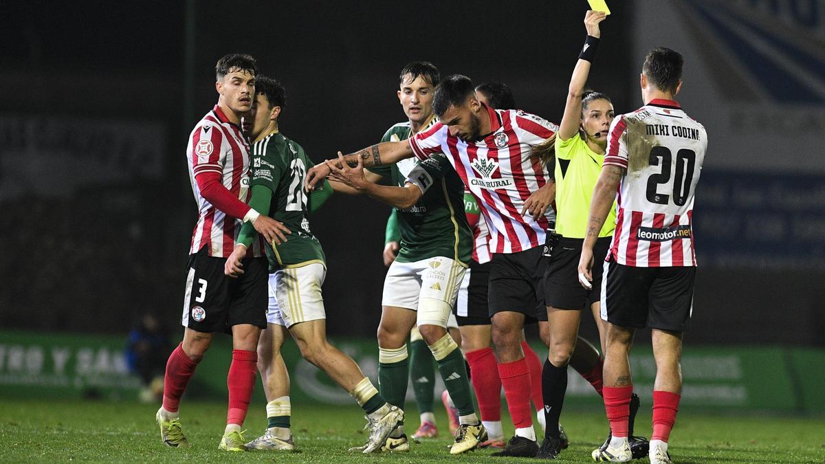 María Eugenia Gil muestra una tarjeta en el Cacereño-Zamora.