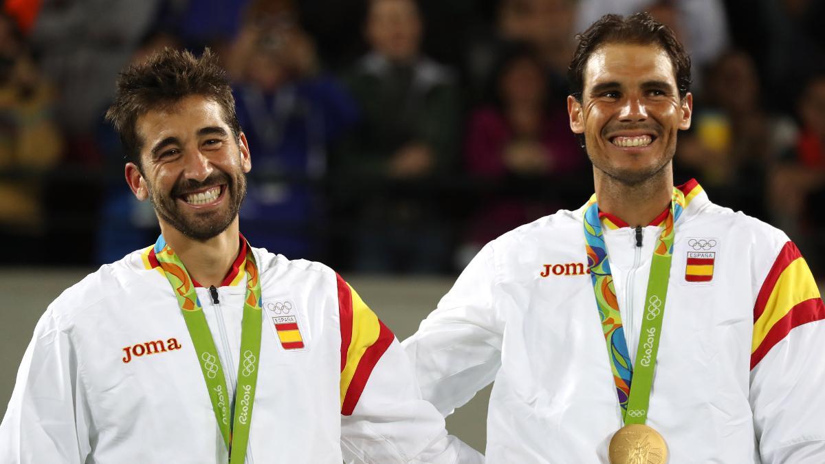 Los tenistas españoles Rafael Nadal y Marc López en el podio con la medalla de oro de Río 2016