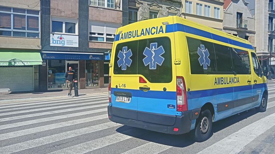 Una de las ambulancias del servicio, ayer en Cangas. |