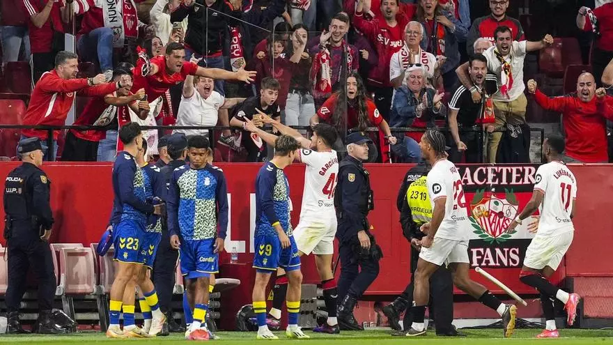 El Sevilla avista la permanencia y complica aún más el reto de Las Palmas