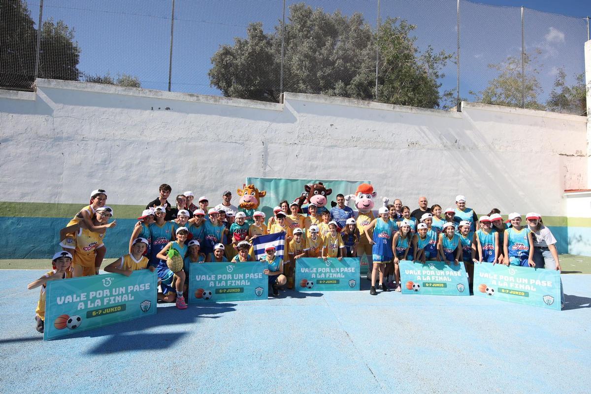 Los equipos ganadores de esta fase provincial posaron tras el desarrollo de las finales.