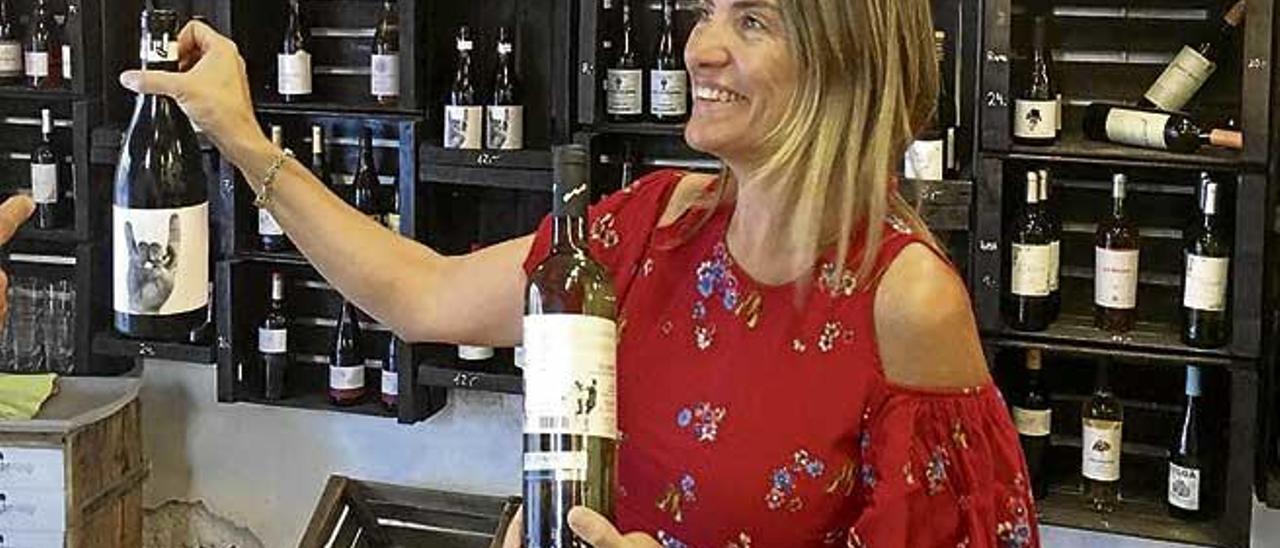 Helga muestra alguno de los vinos de sa Portassa.