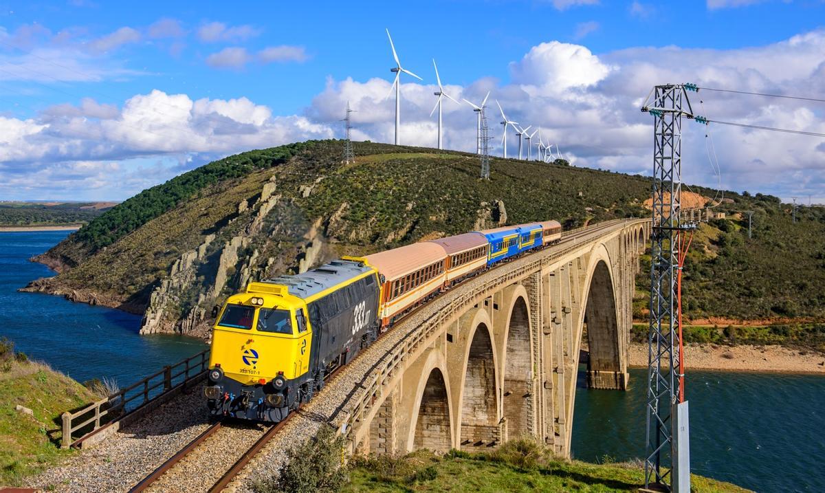 El tren de los 80 por el viaducto Martín Gil