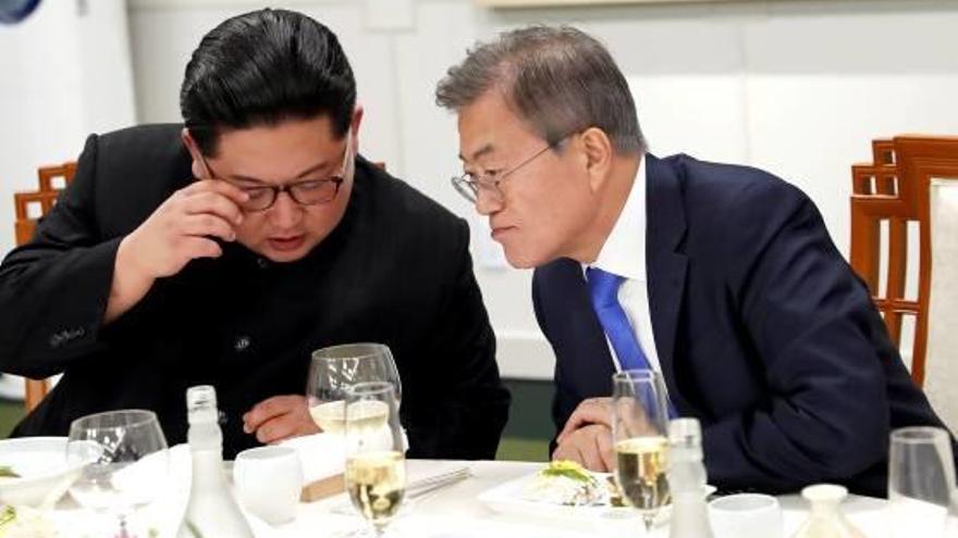 Kim Jong-un i Moon Jae In, durant un àpat en la seva recent cimera a Corea del Sud.