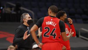 Scariolo habla con Powell ante Lowry en el reciente partido contra los Rockets.