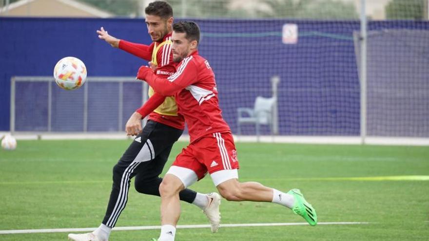 Iñigo Piña y Dani Vega durante un entrenamiento del Real Murcia esta semana.