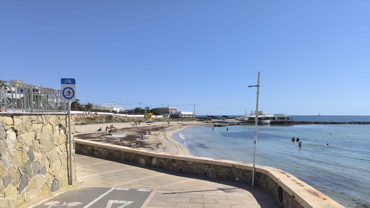VÍDEO | Sin espejo de seguridad en una curva peligrosa para los peatones entre Ciudad Jardín y Cala Gamba
