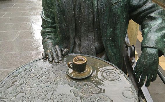 La pluja. Un ruixat és un preludi de tardor... Una invitació a una tassa de cafè ben calentó tot esperant pacientment l’amic o l’amiga.