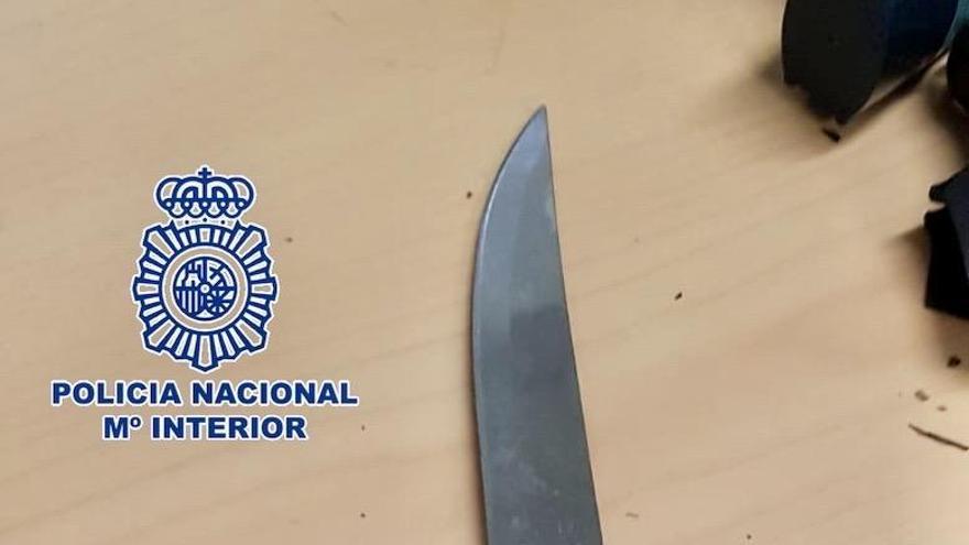 Detenida una pareja tras atracar un salón de juegos a punta de cuchillo en Murcia