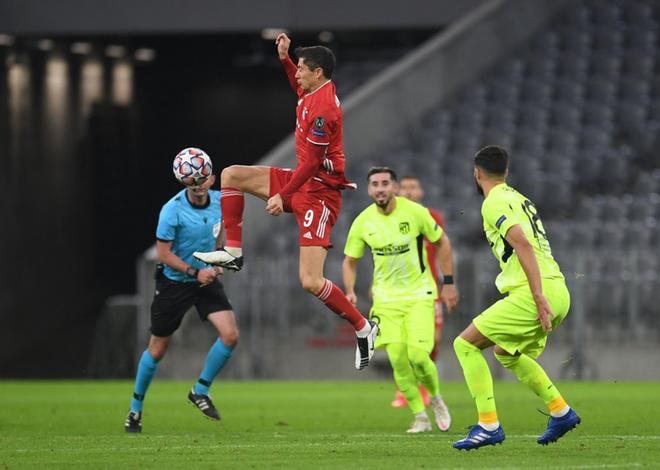 Robert Lewandowski controla el balón durante el partido de la UEFA Champions League entre el Bayern Munich y el Atlético de Madrid disputado en Munich.