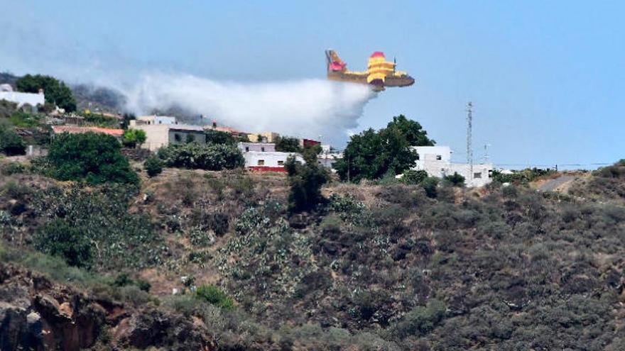 Un hidroavión descarga agua sobre un núcleo de viviendas en Aríñez.