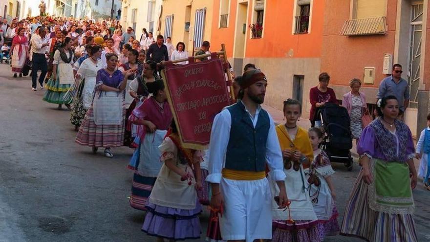 Foto de archivo del desfile de las fiestas de San Isidro de Pliego.