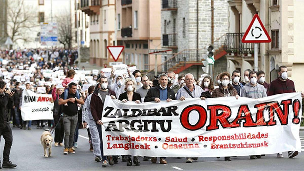 Una multitud protesta en la calle y se suspende el partido Eibar - Real Sociedad
