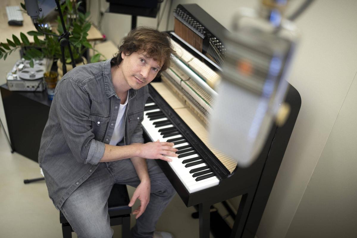 Entrevista con el músico Ramon Mirabet en su estudio.