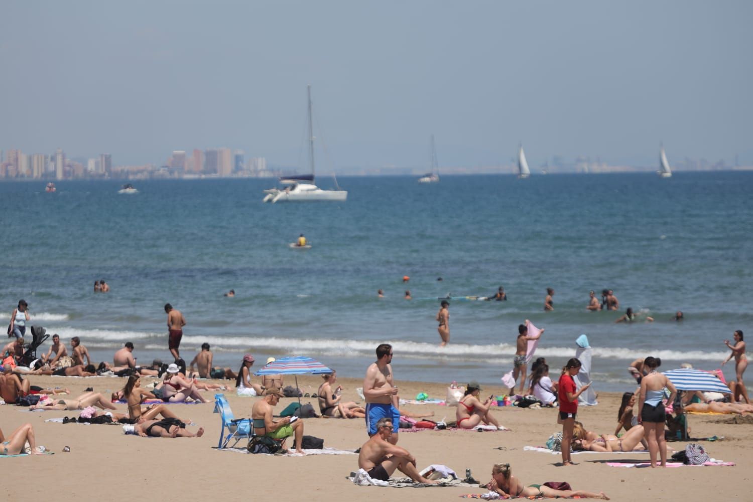 La playa de la Malvarrosa, abarrotada a finales de mayo