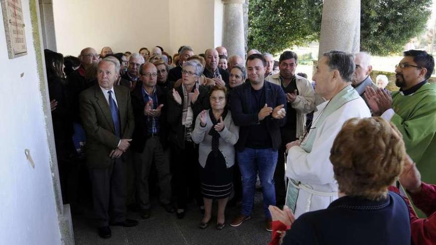 José Pérez Bértolo, en la cancilla de la rectoral de Soutelo, su casa durante décadas. // Bernabé / Javier Lalín