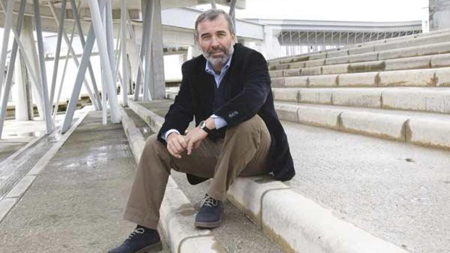 El rector vigués, Alberto Gago, en el exterior del Edificio Miralles del campus.