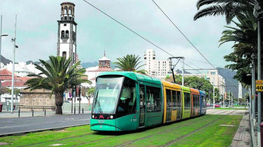 El tranvía a su paso por la capital tinerfeña.