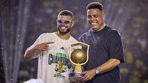 Ronaldo Nazario entregó los premios individuales y el título de campeón del Mundial de Naciones de la Kings League a Brasil