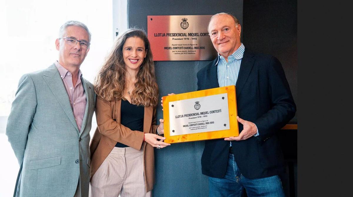 Los hijos de Miquel Contestí, Malena y Toni, con Andy Kohlberg, presidente del RCD Mallorca