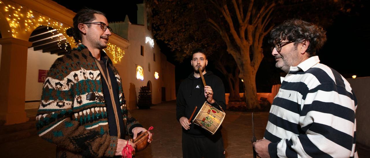 Juanjo Torres, Gorka Darder y Toni ‘Marc’ delante de la iglesia de la parroquia de Jesús durante un ensayo.
