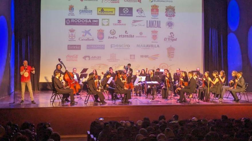 Javier Pitillas se dirige al público del concierto en Salesianos.