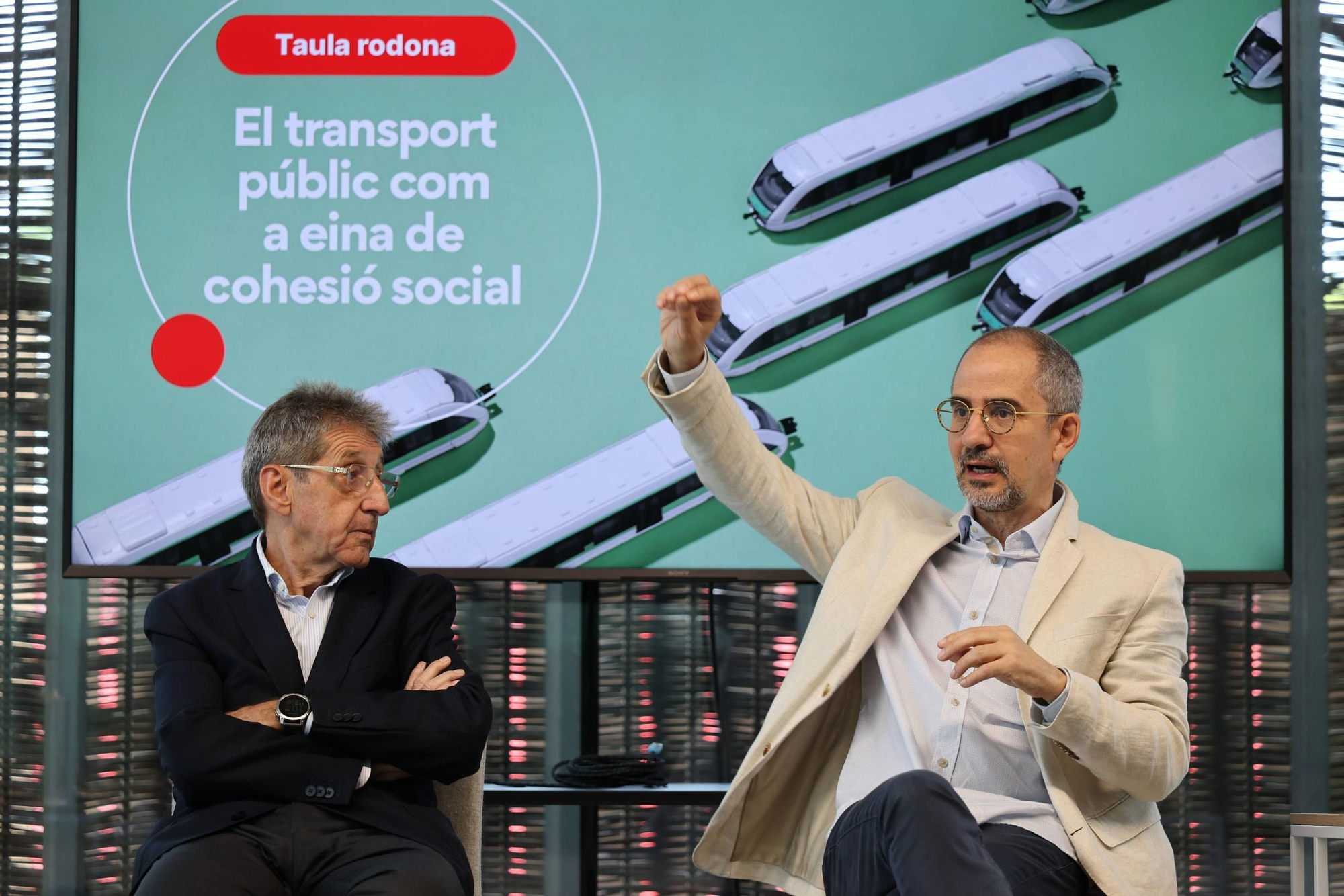 Humberto López y Manuel Valdés participan en la Mesa redonda sobre transporte público organizada por El Periódico.