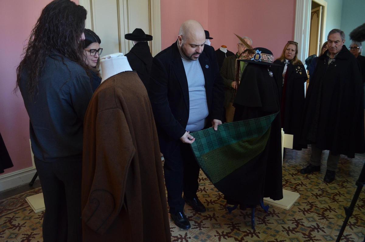 Ángel Trilla muestra el interior de una de las capas.