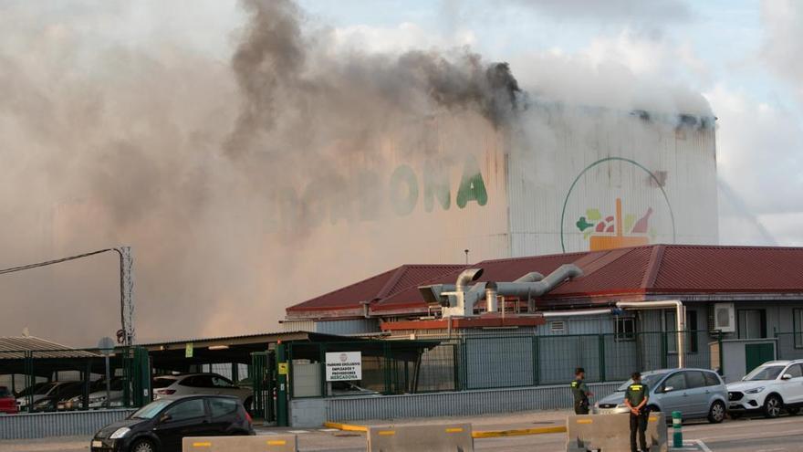 Arde la nave de Mercadona en el polígono L’Oliveral de Riba-roja