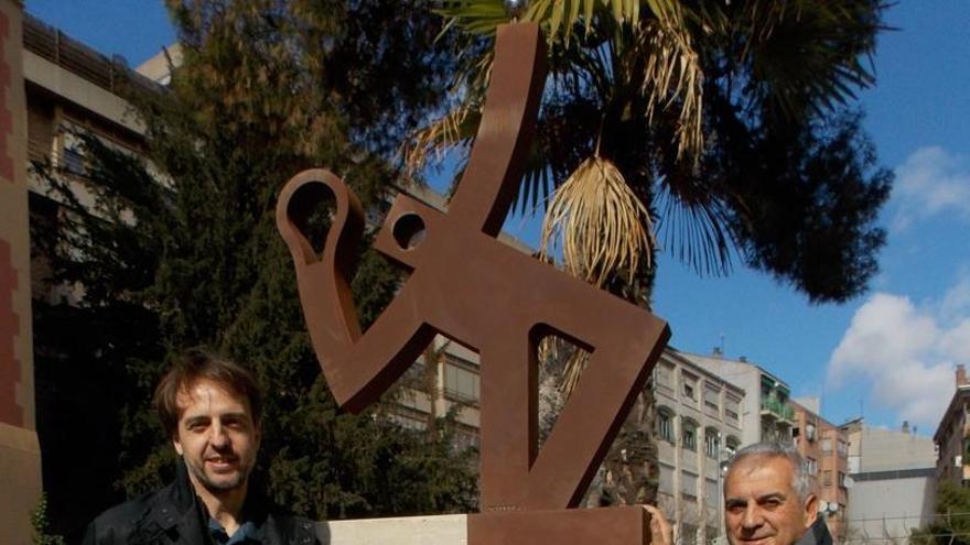 Anjo Valentí, president del Club Tennis Manresa, i l&#039;escultor Jaume Soldevila, amb l&#039;escultura