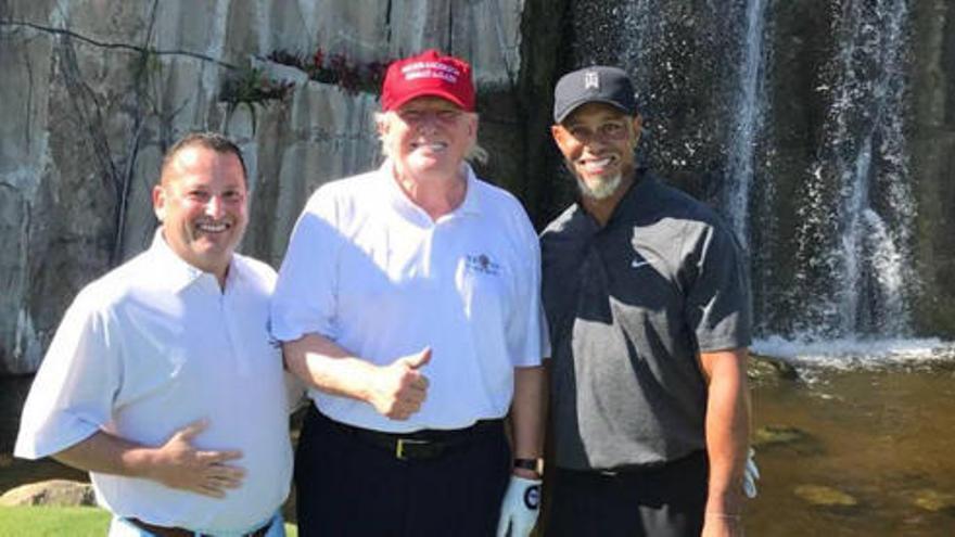 Tiger Woods y Donald Trump jugando a golf