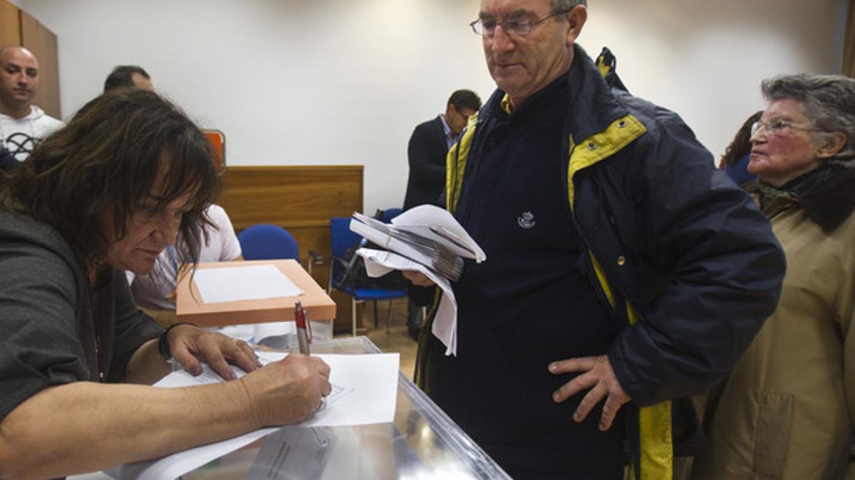 Un cartero entrega los votos por correo a una mesa electoral en una imagen de archivo