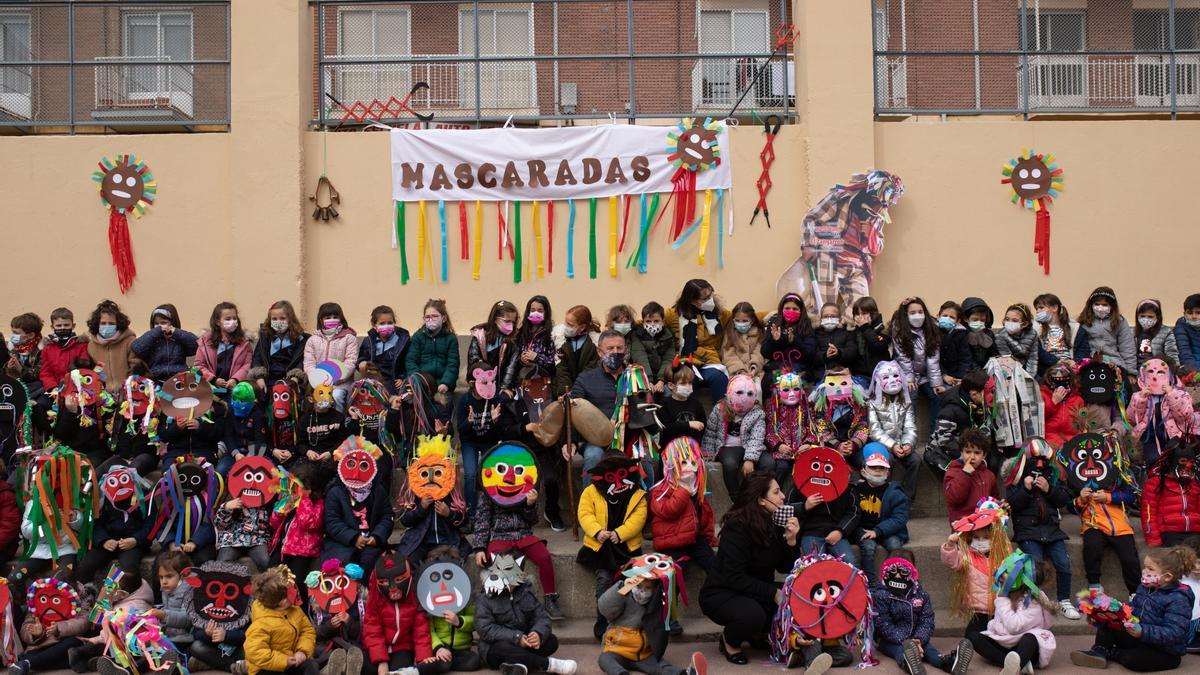 Sánchez, junto a los niños.