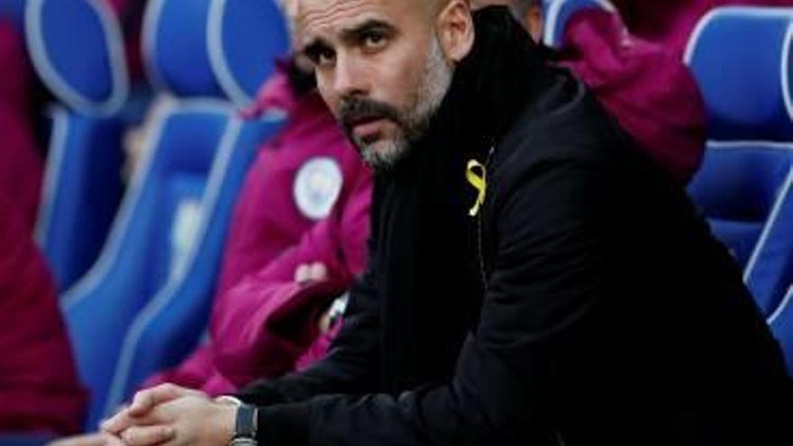 Guardiola lluint un llaç groc en un partit al Regne Unit.