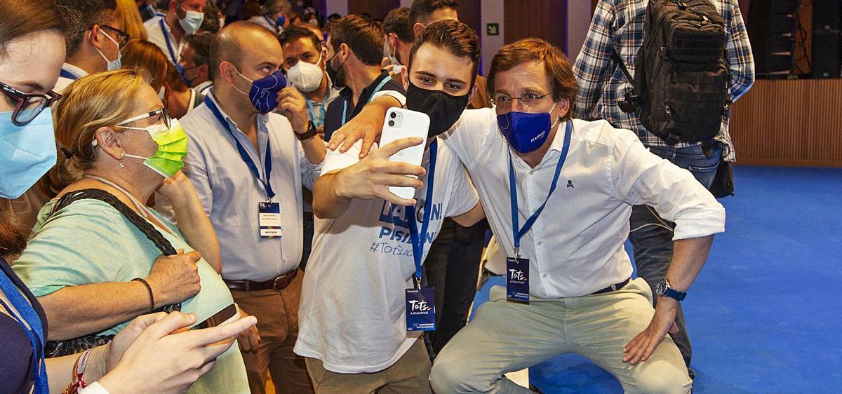 Del «Y solo tú» a los vídeos para marcar perfil político | FOTOS DE ALEX DOMÍNGUEZ