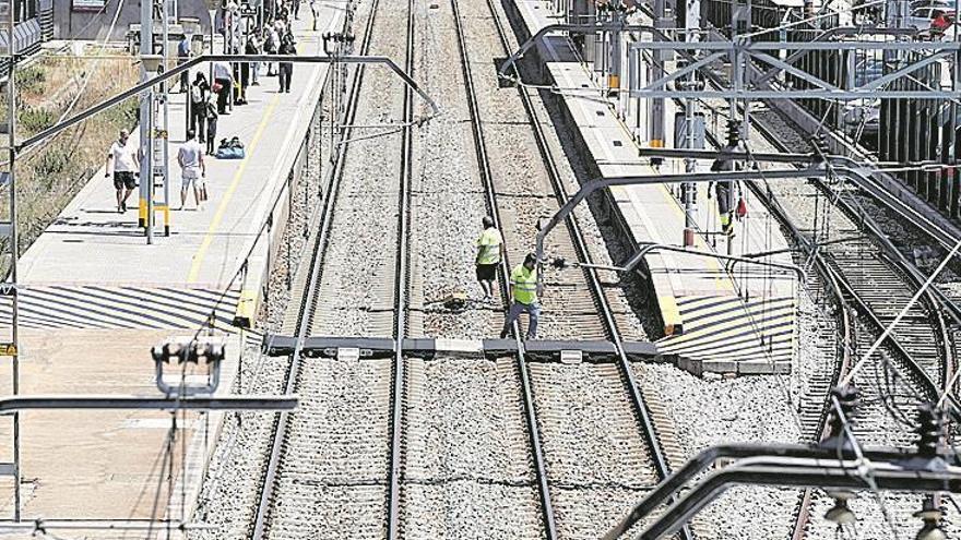 Un tren mata a un joven que cruzaba la vía en patines