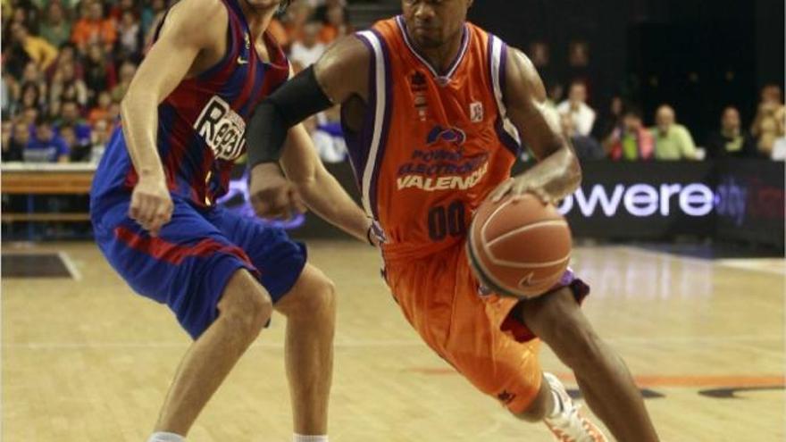 Cook intenta conducir el balón ante la presión del joven base catalán Ricky RUbio,              ayer en La Fonteta.