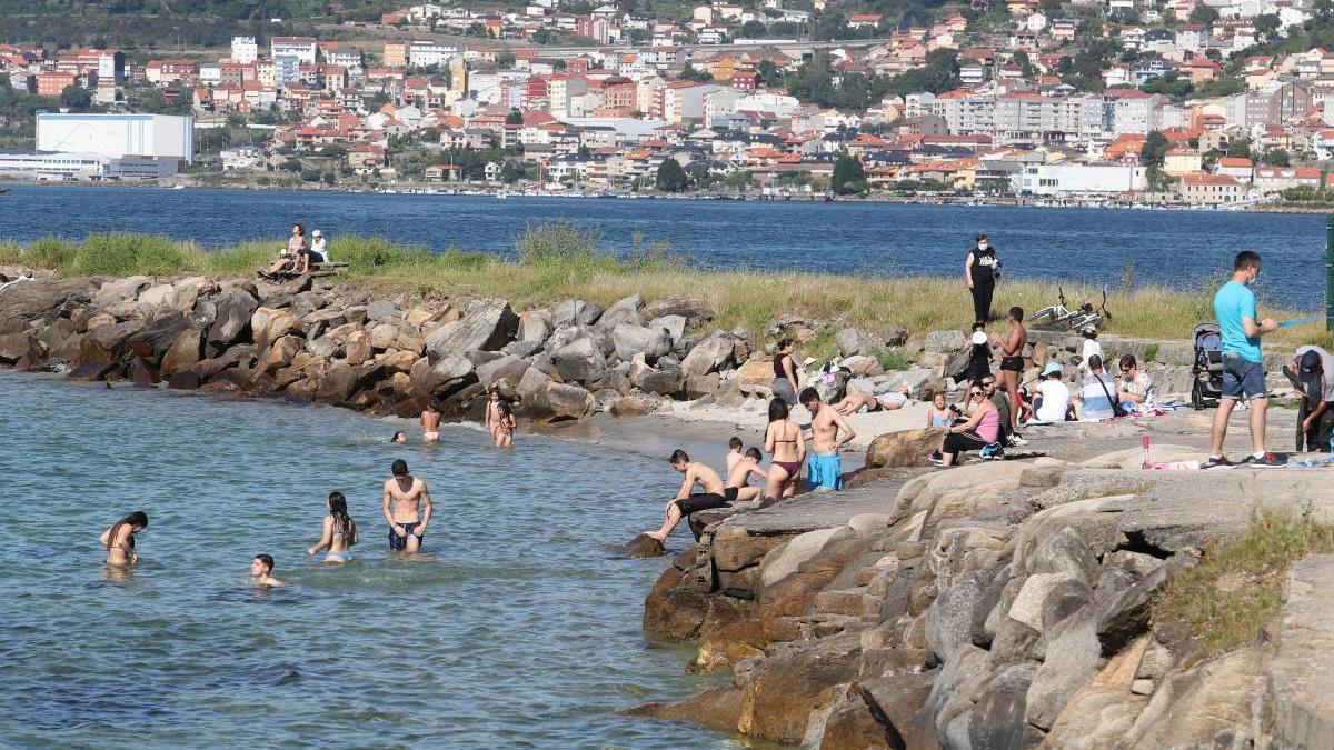 Gente en las playas de la Etea esta misma tarde. // Alba Villar