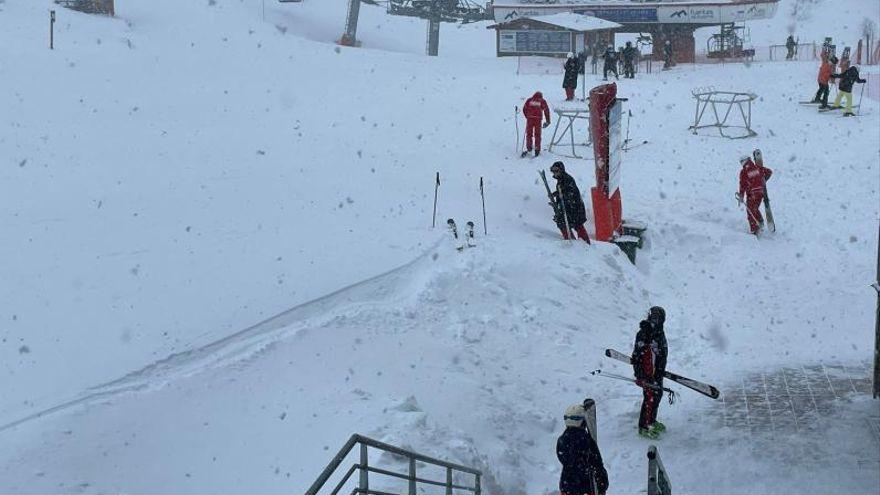 Casi una decena de trabajadores de una estación de esquí asturiana, de baja por Covid-19
