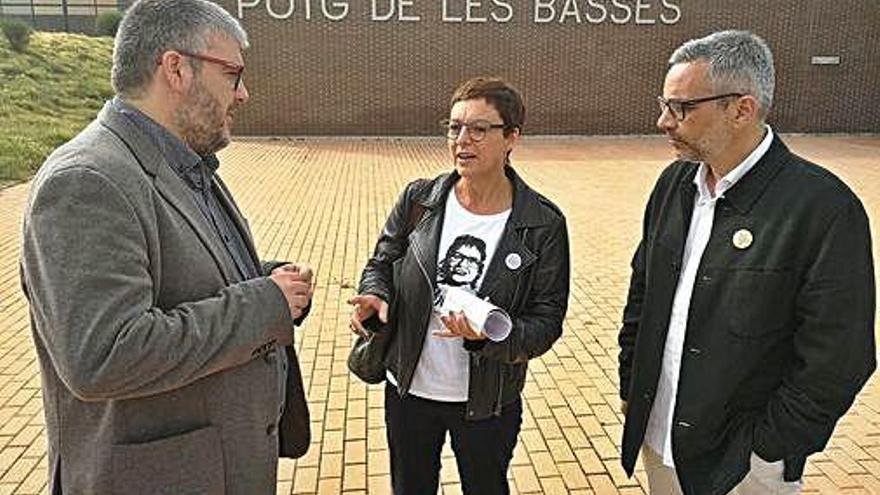 Jordi Martí, Montse Bassa i Joan Margall, davant de la presó.