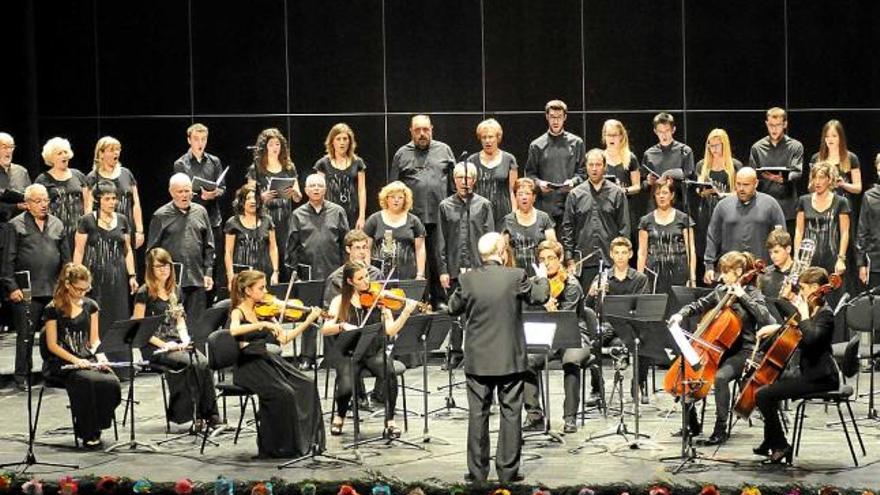 Ramon Noguera dirigint la Polifònica durant un concert al teatre Kursaal de Manresa