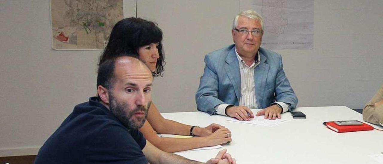 El concejal de Urbanismo, José Cudeiro (a la derecha) en una junta de área con los representantes de DO y PSOE. // Iñaki Osorio