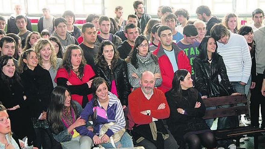 Alumnos y profesores durante el pregón de las fiestas de San Eutiquio-La Salle.