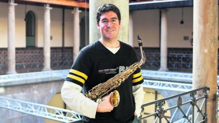 El músico Antonio Cánovas, posando con su saxofón.