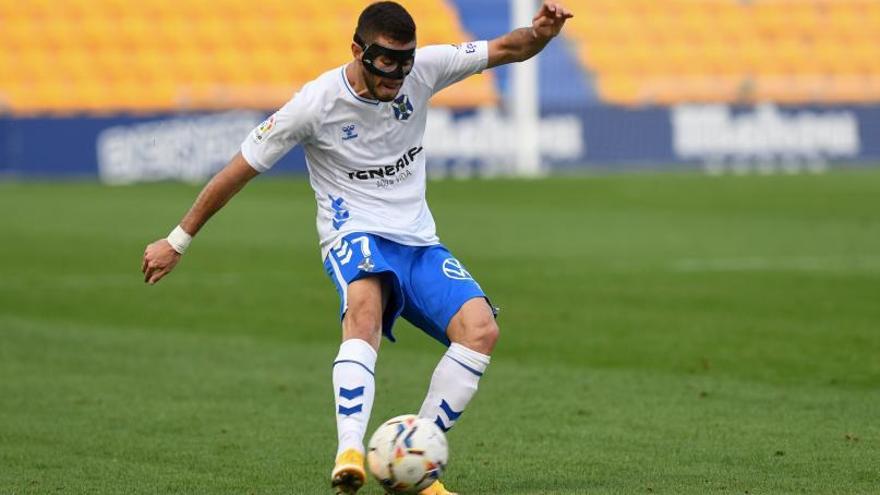 Jacobo inició la Liga condicionado por la fractura del tabique nasal que sufrió en el derbi de pretemporada. | | LOF