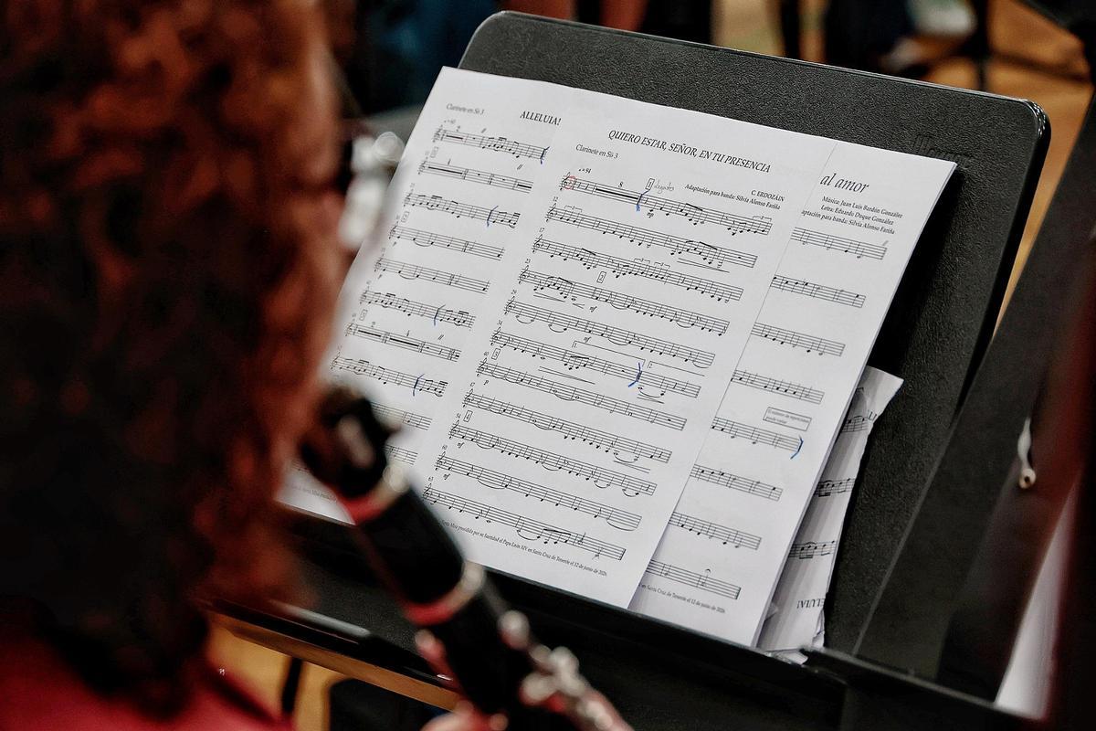 Primer ensayo general del coro y la orquesta de la misa del papa en el Puerto de Santa Cruz de Tenerife