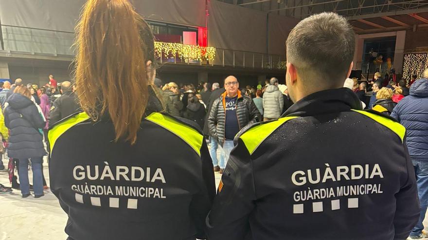 Dos agents de la Guàrdia Municipal de Riudellots.