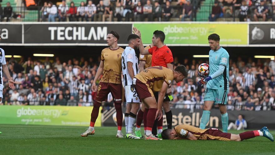 Final | El Castellón consuma su primera derrota en Castalia con polémica arbitral (2-3)