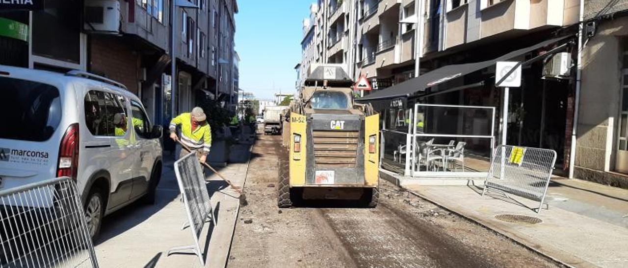 Los operarios trabajando ayer en la calle Castelao.   | // FDV